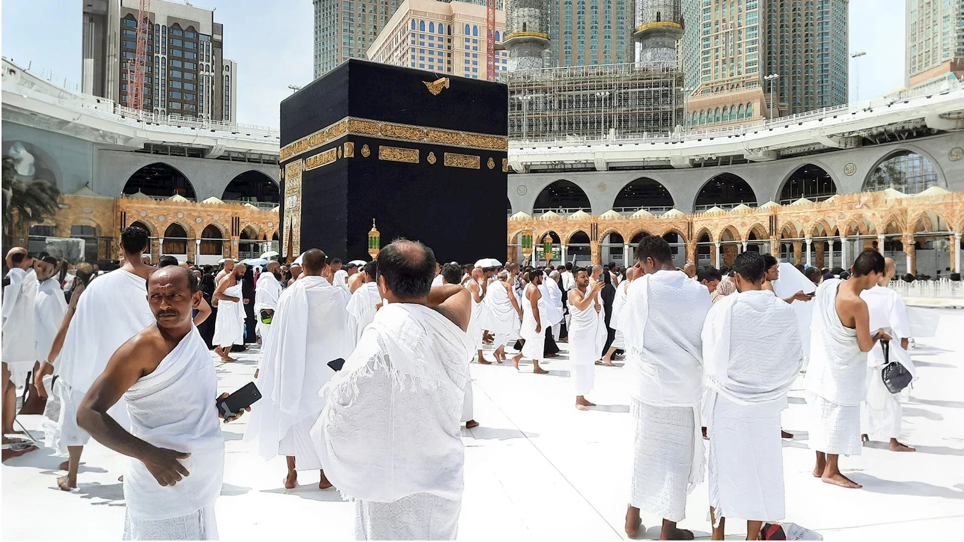 Pilgrims Performing Umrah from the best cheap umrah packages london