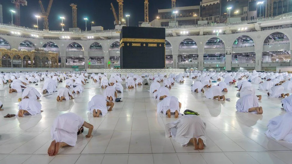 Home 53 Pilgrims offering prayers and take benefit from booking umrah packages early.