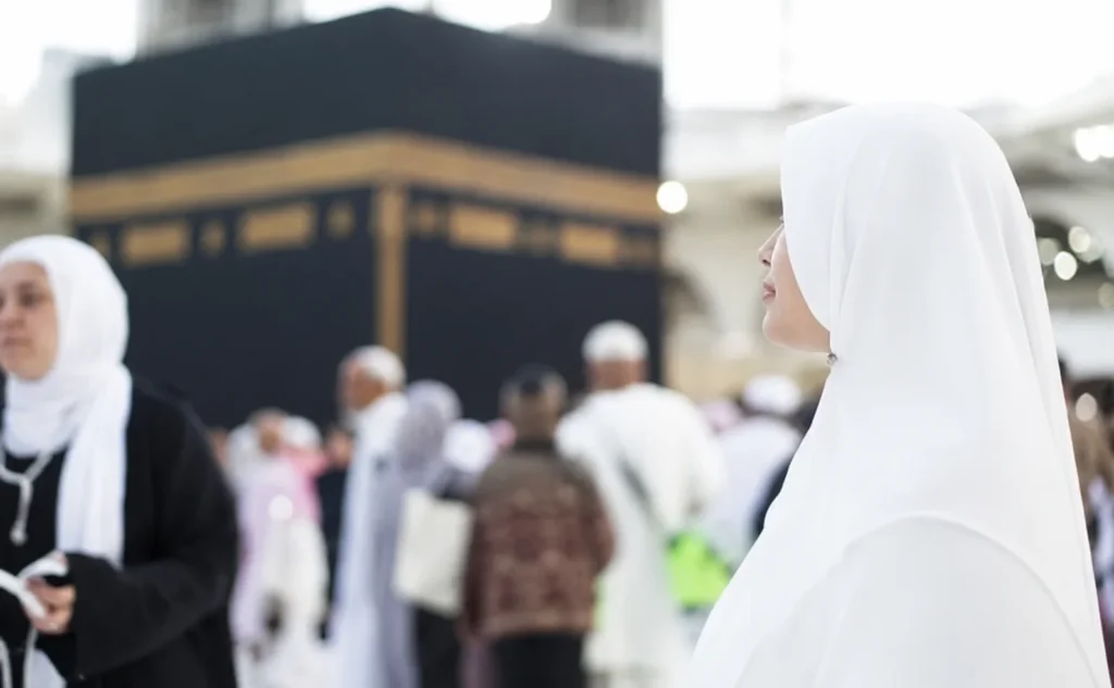 Home 53 Umrah Package for women – Muslim women performing Umrah near the Kaaba in Makkah during pilgrimage