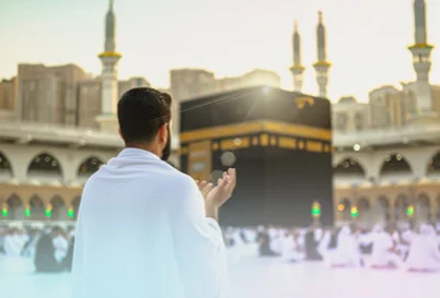 Blog 5 Pilgrim at Makkah in front of Kaaba praying with the best Umrah package from UK.
