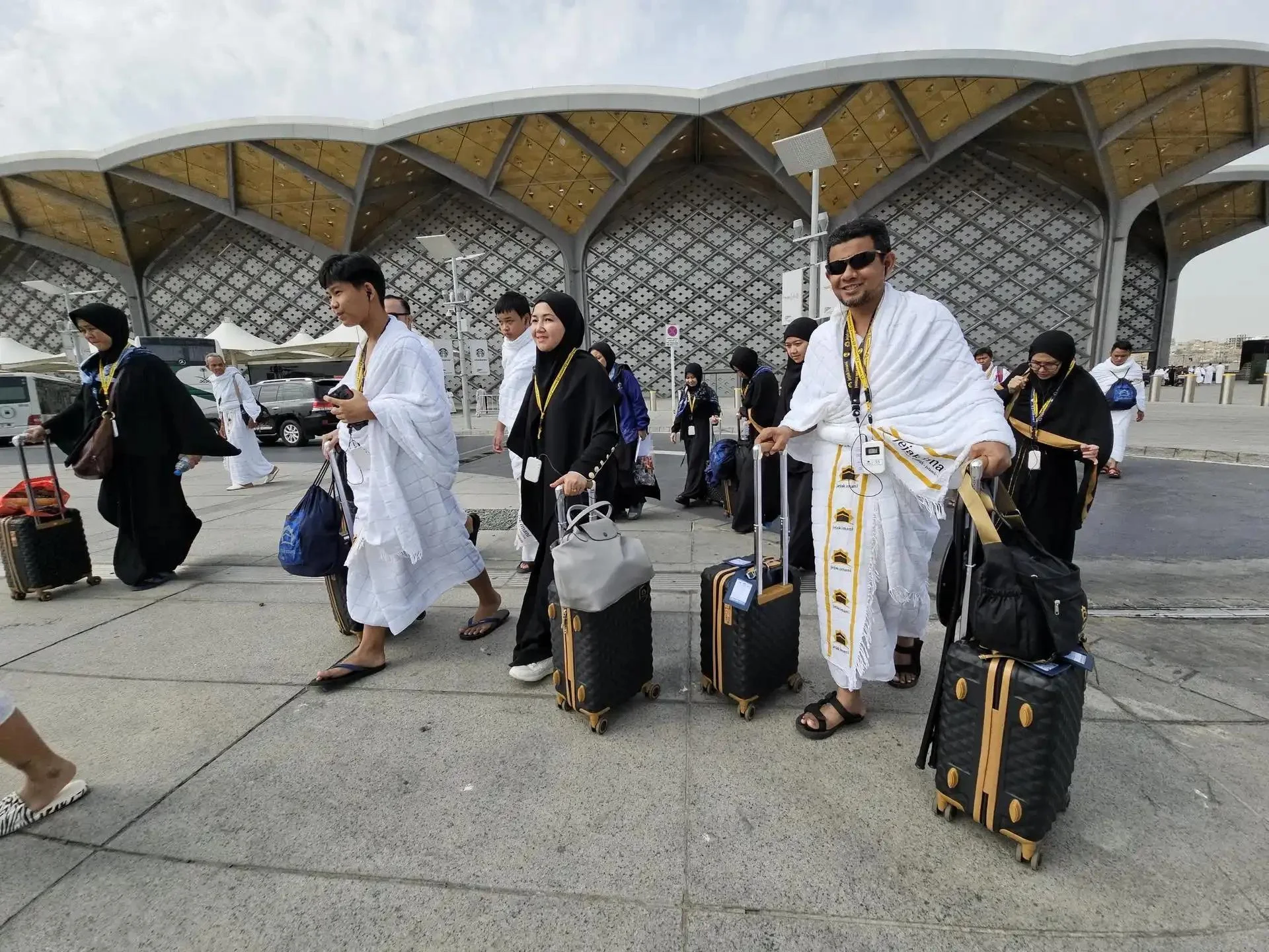 Affordable Travel Packages from Birmingham – Muslim travelers departing from Birmingham Airport for their Umrah pilgrimage journey to Makkah