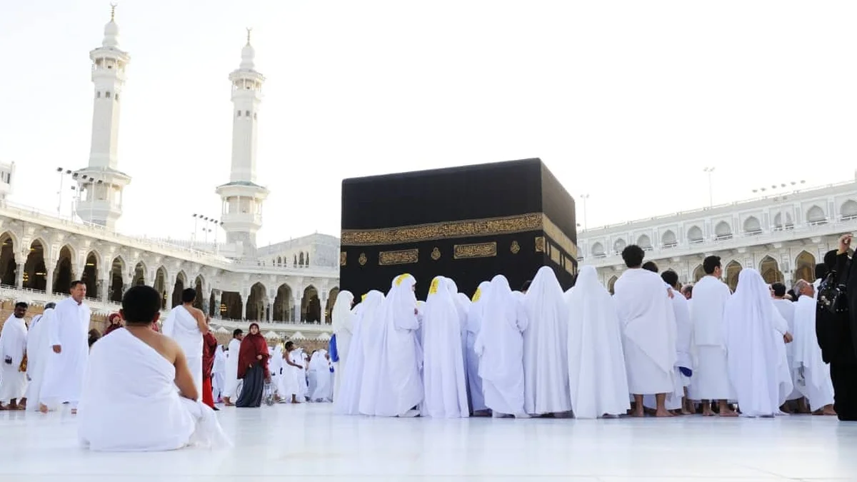 Umrah deals 2026 pilgrims performing Tawaf around the Holy Kaaba in Makkah